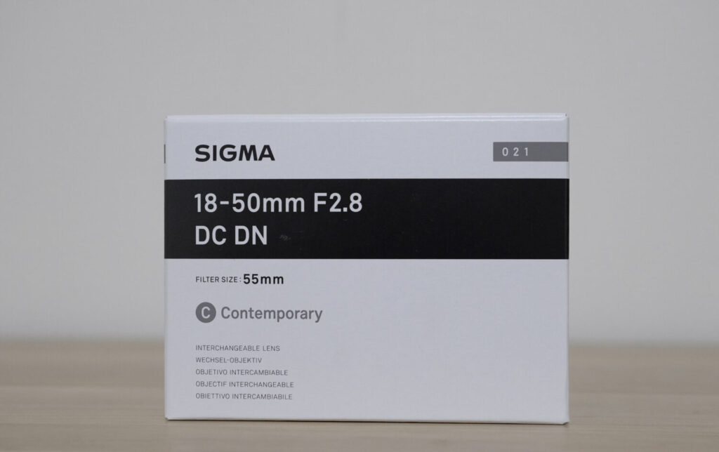 SIGMA 18-50mm F2.8 DC DNの外箱の画像