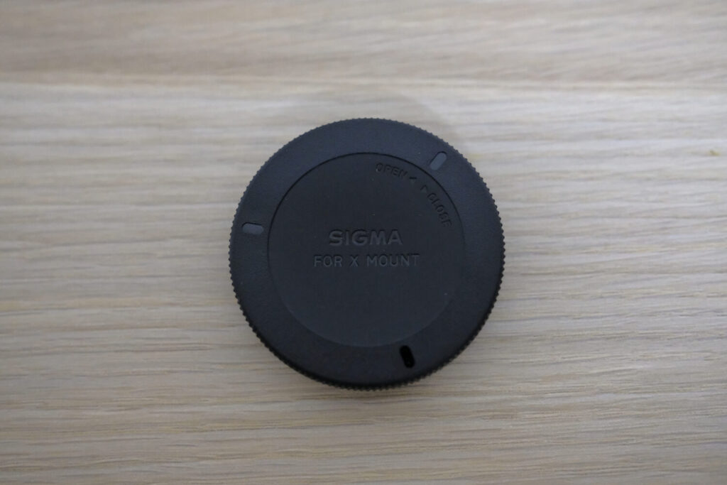 SIGMA 18-50mm F2.8 DC DNのレンズキャップ